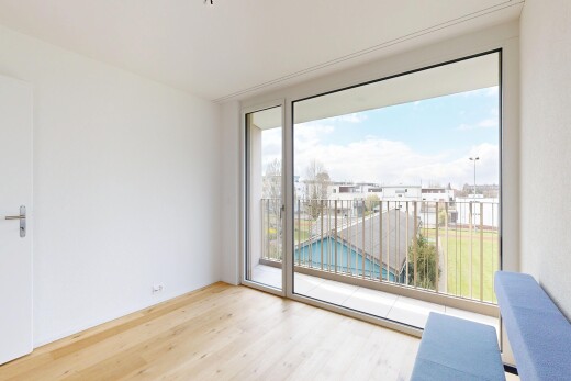 pièce vide avec inside property, sol en finition bois, wood finish floor, lumière naturelle, et natural light