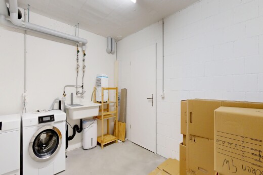 buanderie avec light floor, inside property, buanderie, sol en béton, et concrete floor