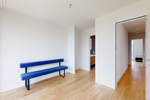 couloir avec wood finish floor, sol en finition bois, inside property, drywall, et cloison sèche