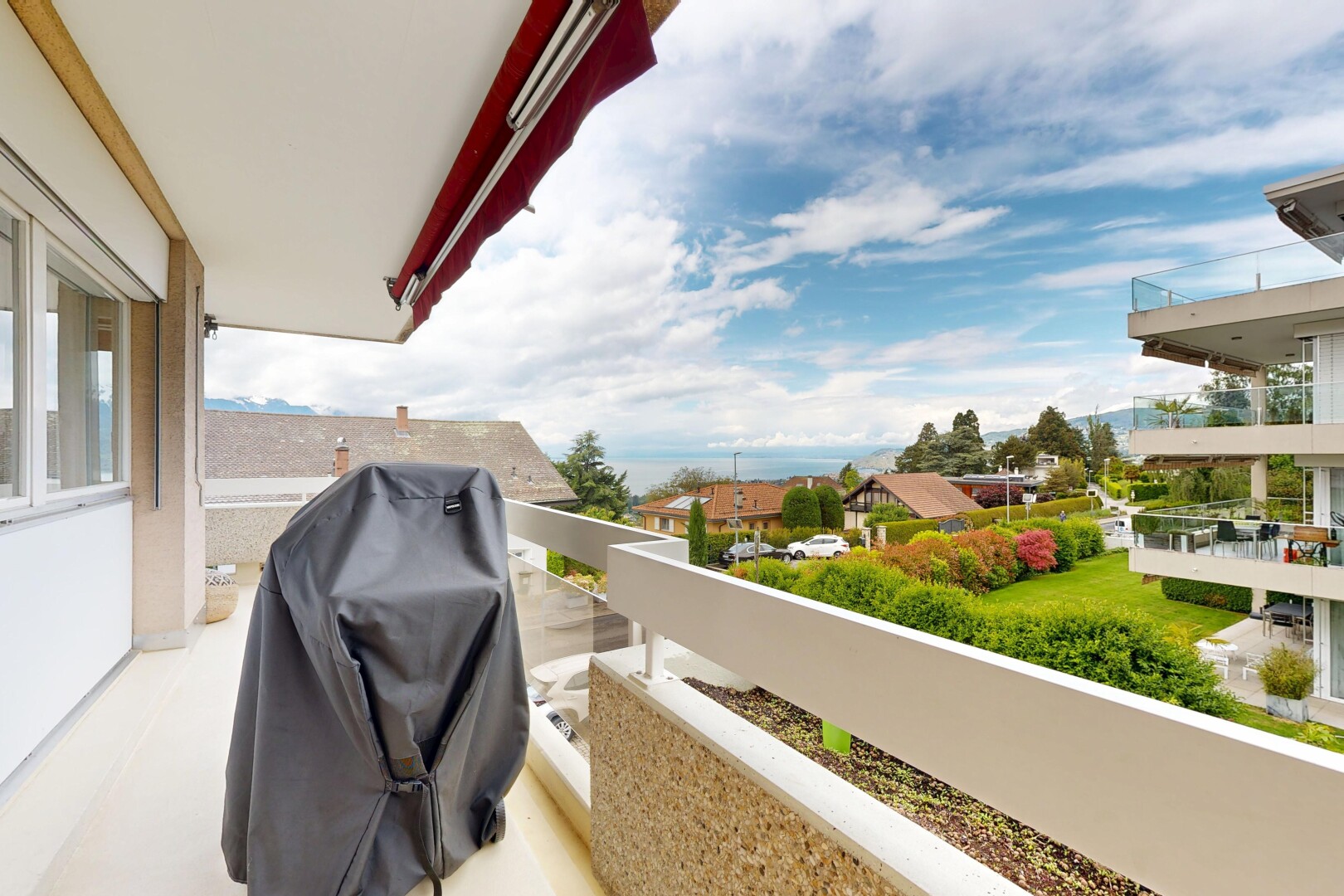 balcon avec balcon, gril, from property, et day time