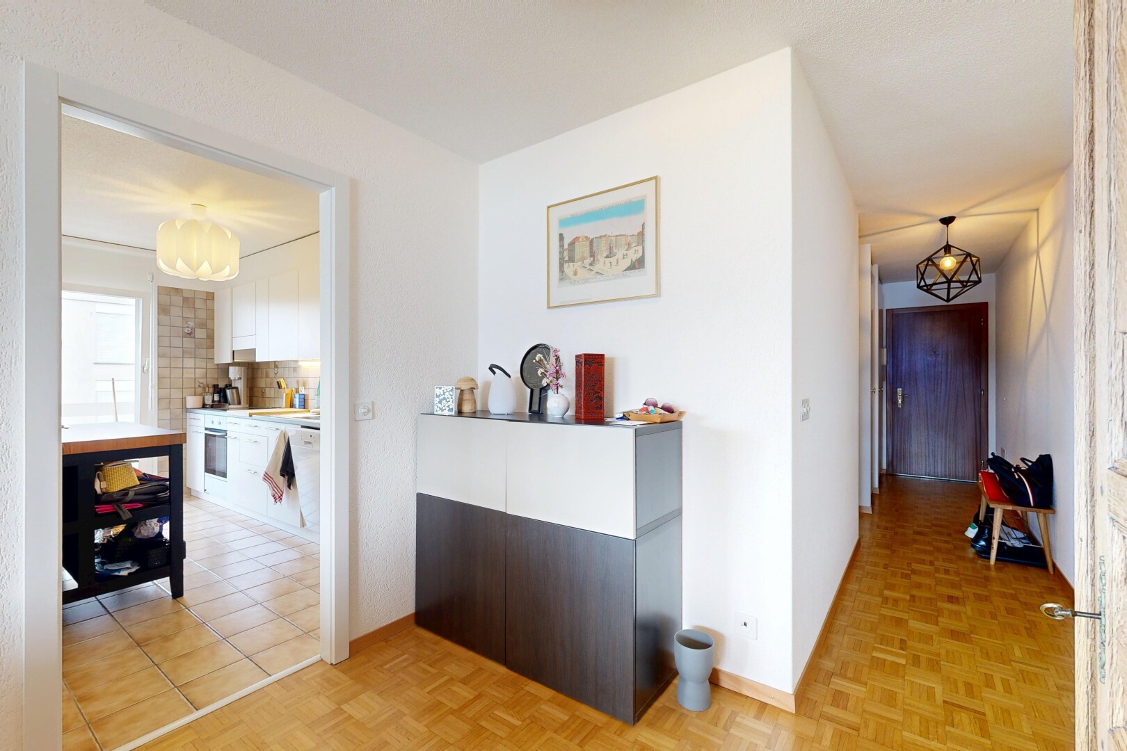 couloir avec inside property, light floor, sol en finition bois, wood finish floor, et parquet floor