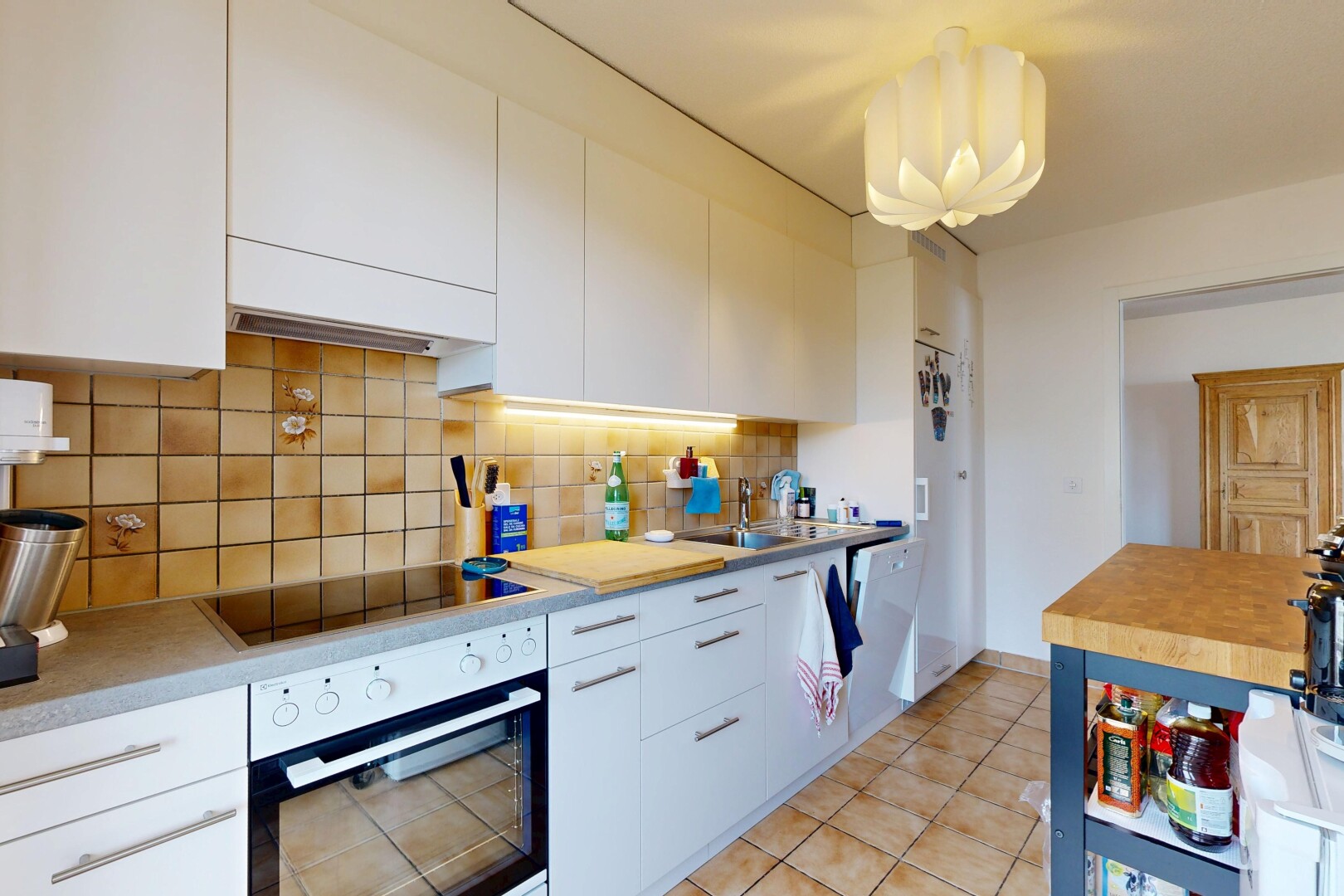 cuisine avec four, light floor, armoires blanches, white cabinets, et plans de travail