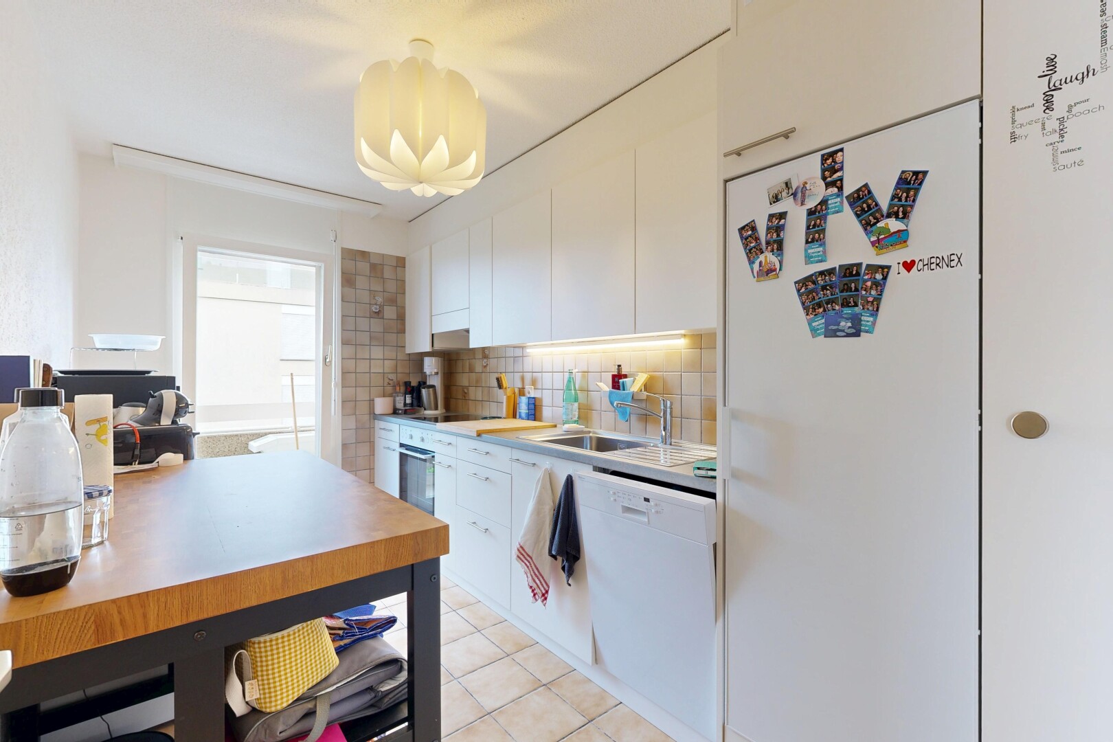 cuisine avec réfrigérateur, dosseret, backsplash, light floor, et plans de travail