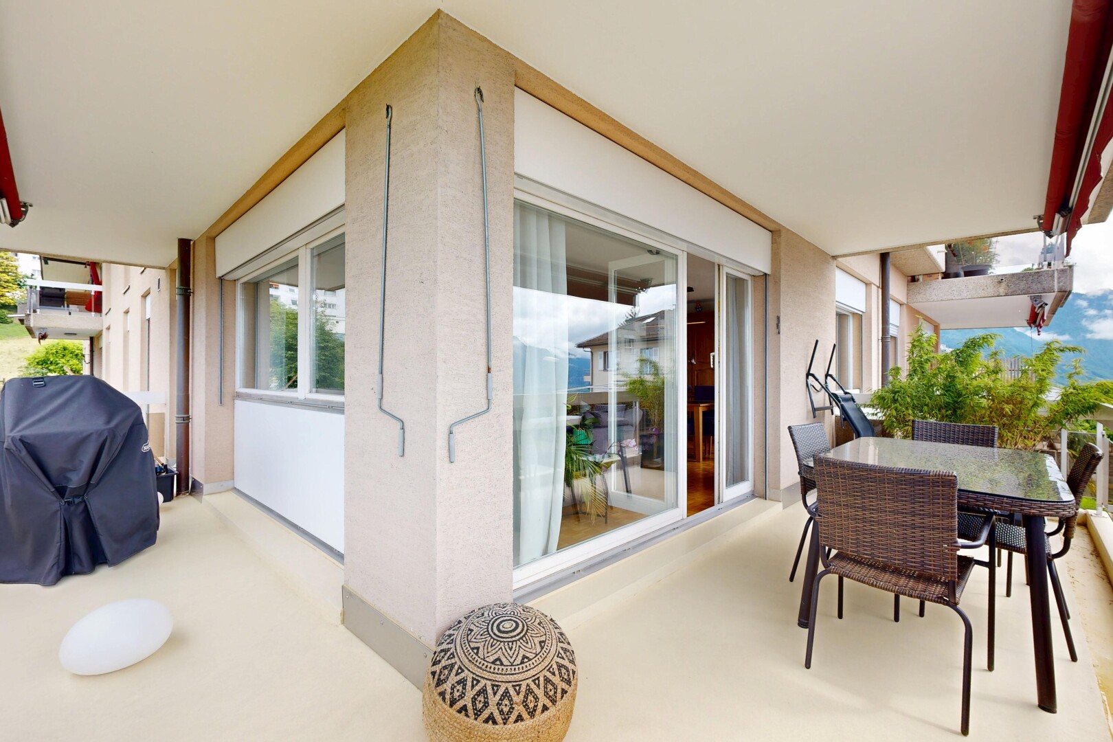 terrasse avec from property, gril, et coin repas extérieur