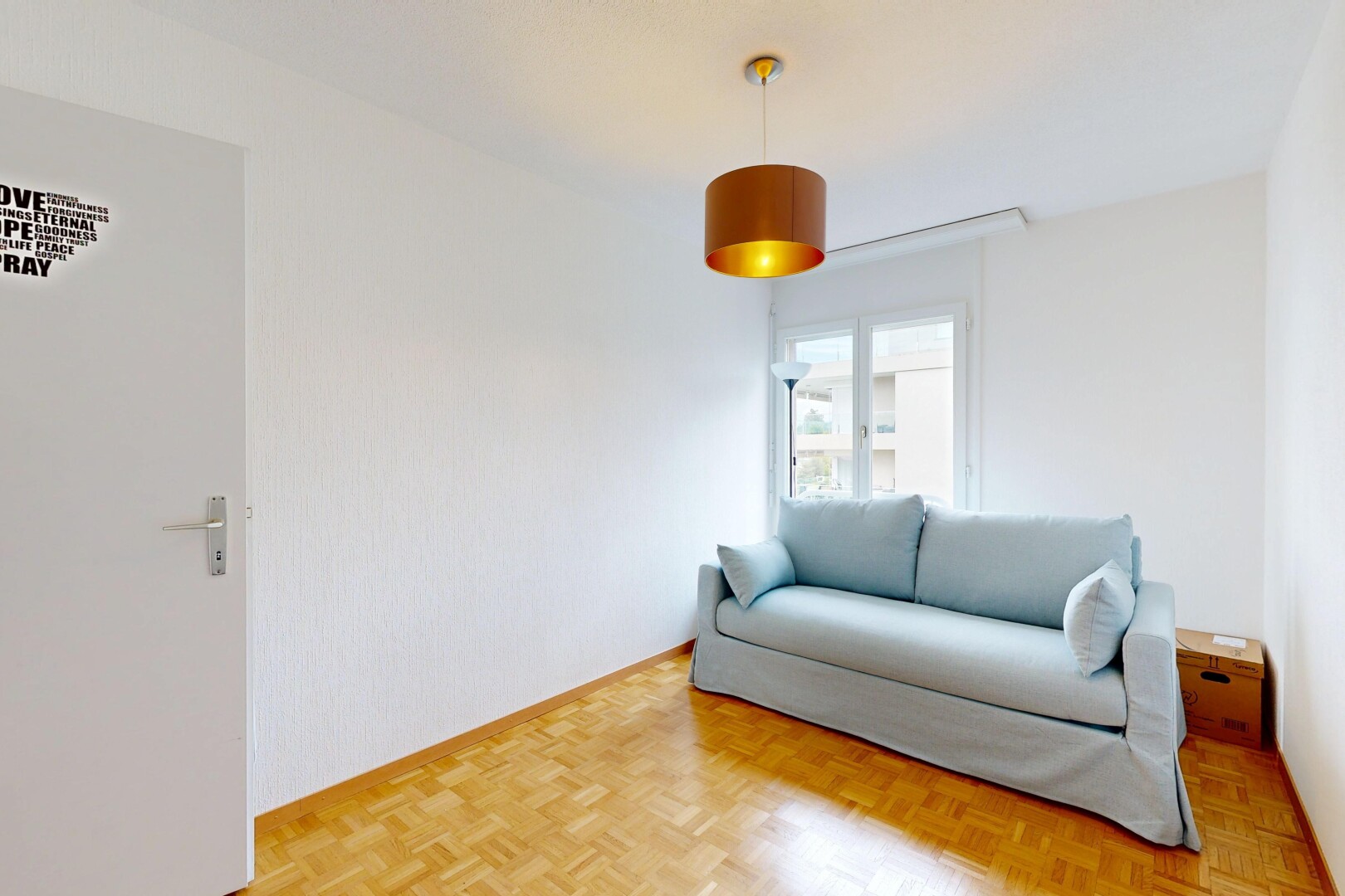 salon avec lumière naturelle, natural light, inside property, parquet floor, et sol en finition bois
