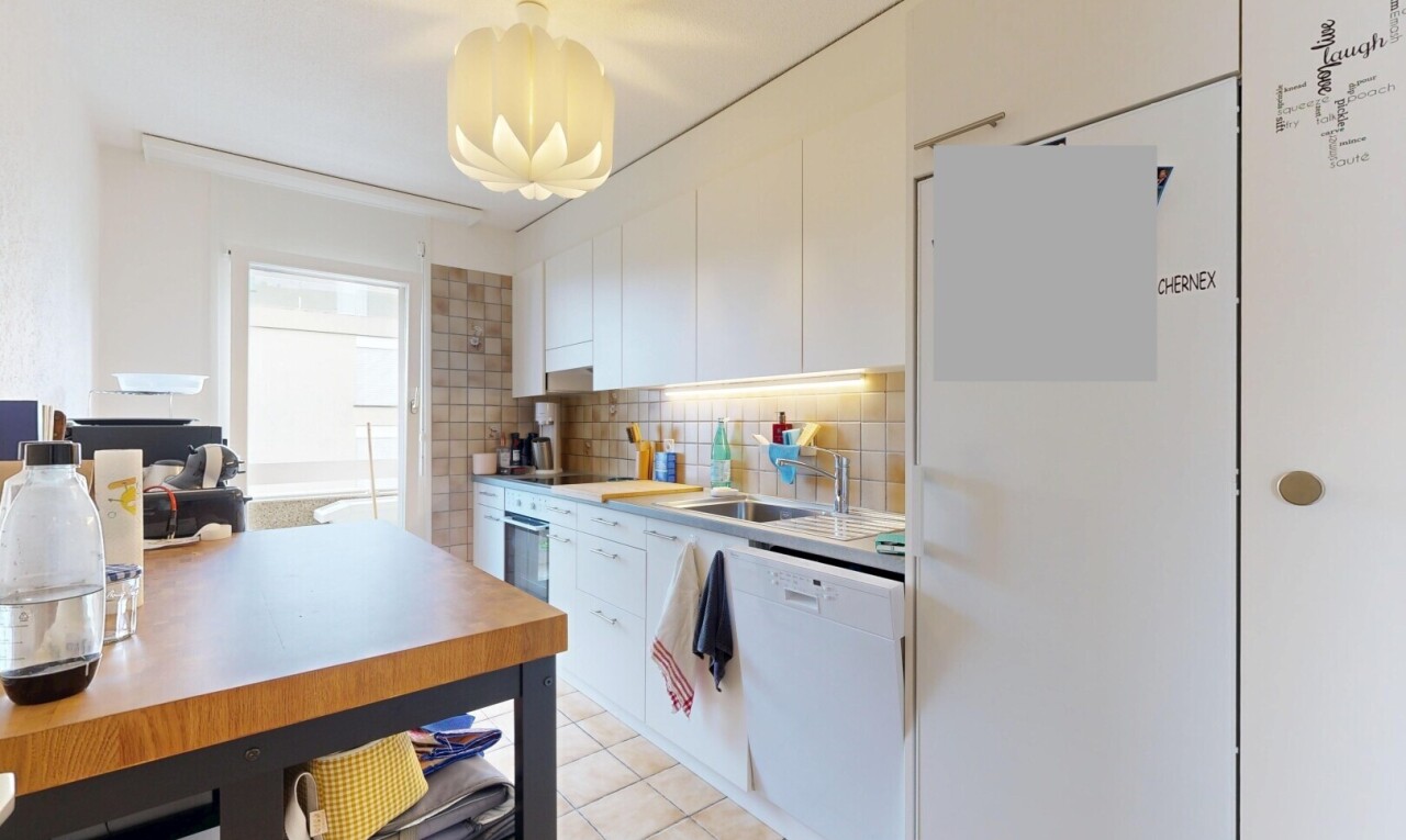 cuisine avec light floor, backsplash, dosseret, light countertops, et plans de travail