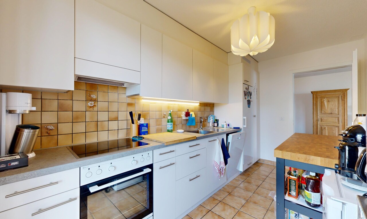 cuisine avec four, light floor, armoires blanches, white cabinets, et plans de travail