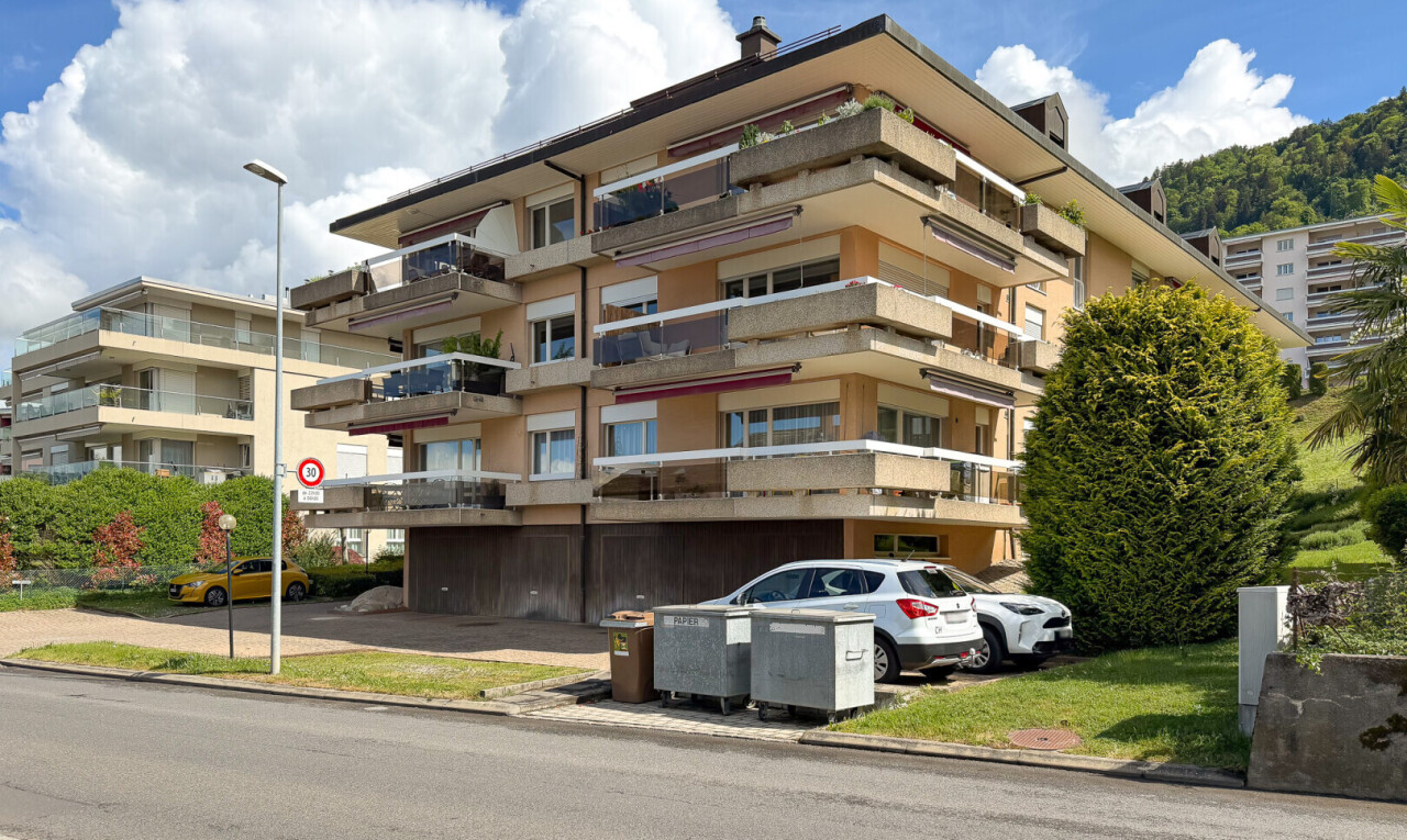 extérieur du bâtiment avec apartment complex view, vue sur le complexe d'appartements, day time, et from community