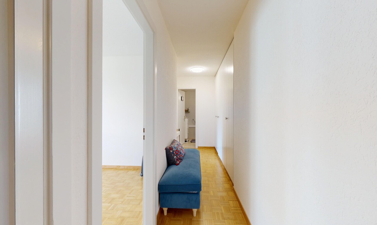 couloir avec parquet floor, sol en finition bois, wood finish floor, inside property, et cloison sèche