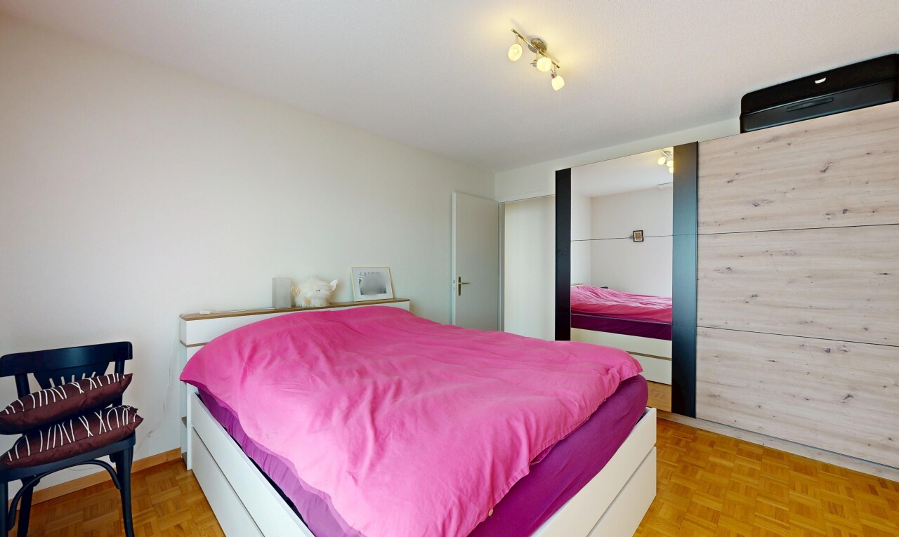 chambre avec parquet floor, sol en finition bois, wood finish floor, inside property, et light floor