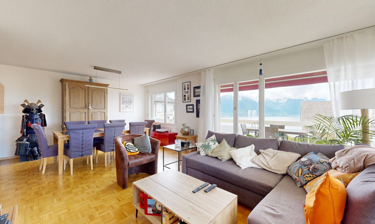 salon / salle à manger avec wood finish floor, sol en finition bois, inside property, parquet floor, et natural light
