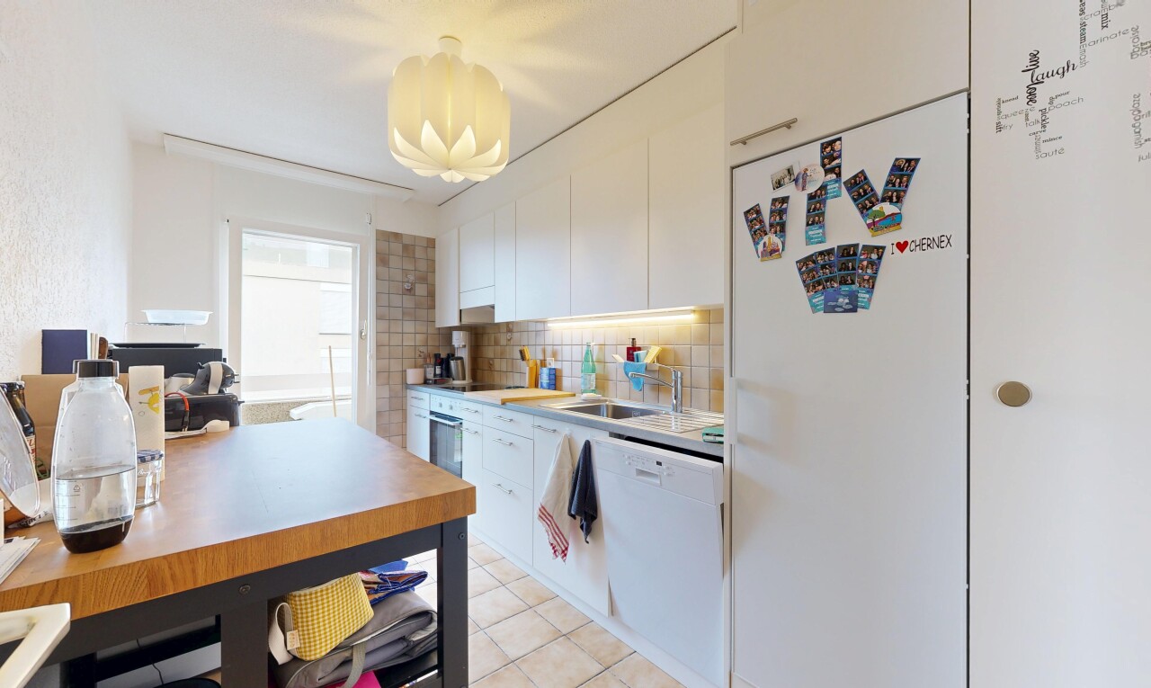 cuisine avec réfrigérateur, dosseret, backsplash, light floor, et plans de travail