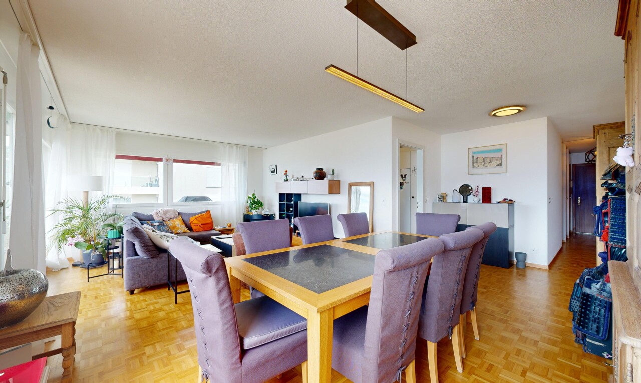salon / salle à manger avec parquet floor, drywall, cloison sèche, wood finish floor, et sol en finition bois