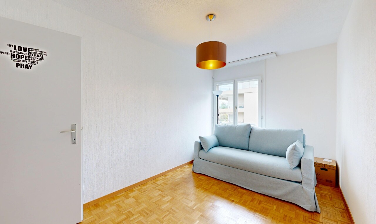 salon avec lumière naturelle, natural light, inside property, parquet floor, et sol en finition bois