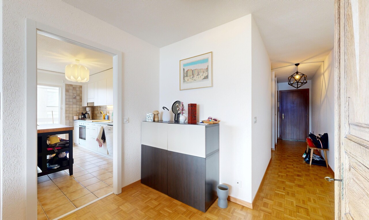 couloir avec inside property, light floor, sol en finition bois, wood finish floor, et parquet floor