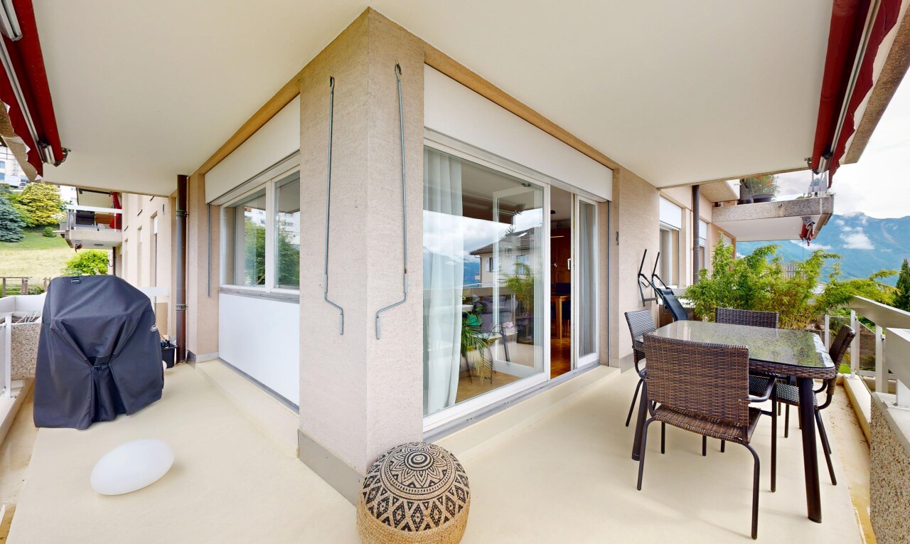 terrasse avec from property, gril, et coin repas extérieur