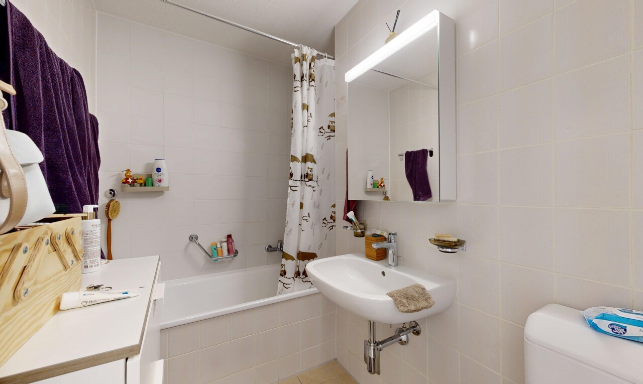salle de bains avec salle de bain complète, douche-bain combinés, inside property, miroir, et tile wall