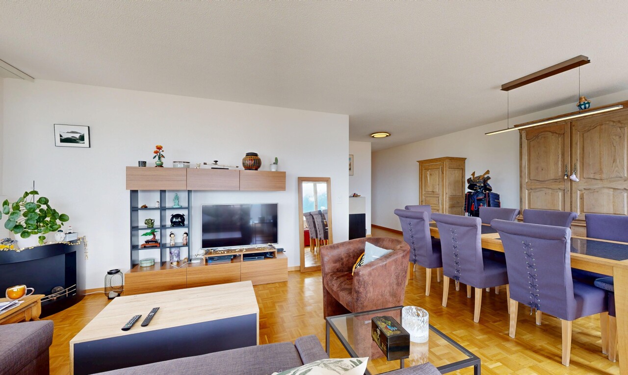 salon / salle à manger avec inside property, cloison sèche, drywall, télévision, et sol en finition bois