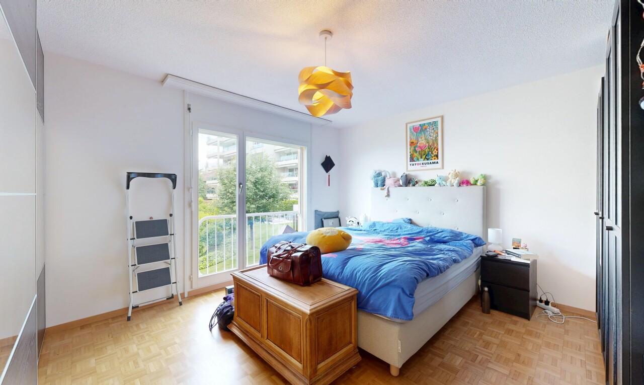 chambre avec cloison sèche, drywall, parquet floor, inside property, et lumière naturelle