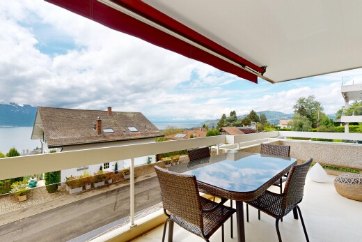 terrasse mit from property, day time, essbereich im freien, markise, und mountain view