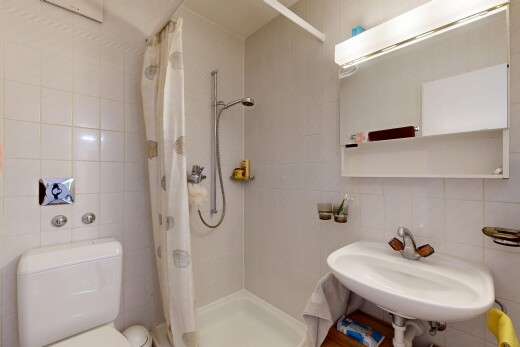 salle de bains avec mur en carrelage, tile wall, miroir, douche, et salle de bain complète