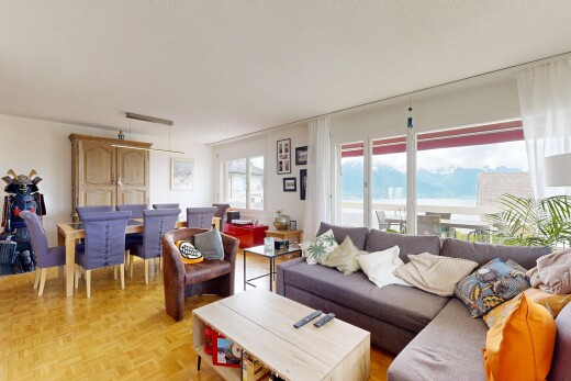 salon / salle à manger avec wood finish floor, sol en finition bois, inside property, parquet floor, et natural light
