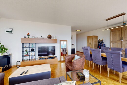 wohn- / esszimmer mit inside property, gipskartonwand, drywall, fernseher, und holzfußboden