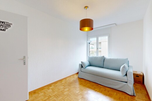 salon avec lumière naturelle, natural light, inside property, parquet floor, et sol en finition bois
