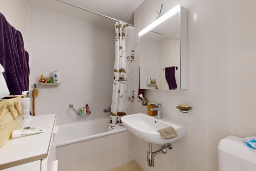 salle de bains avec salle de bain complète, douche-bain combinés, inside property, miroir, et tile wall