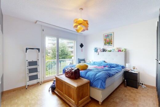 chambre avec cloison sèche, drywall, parquet floor, inside property, et lumière naturelle