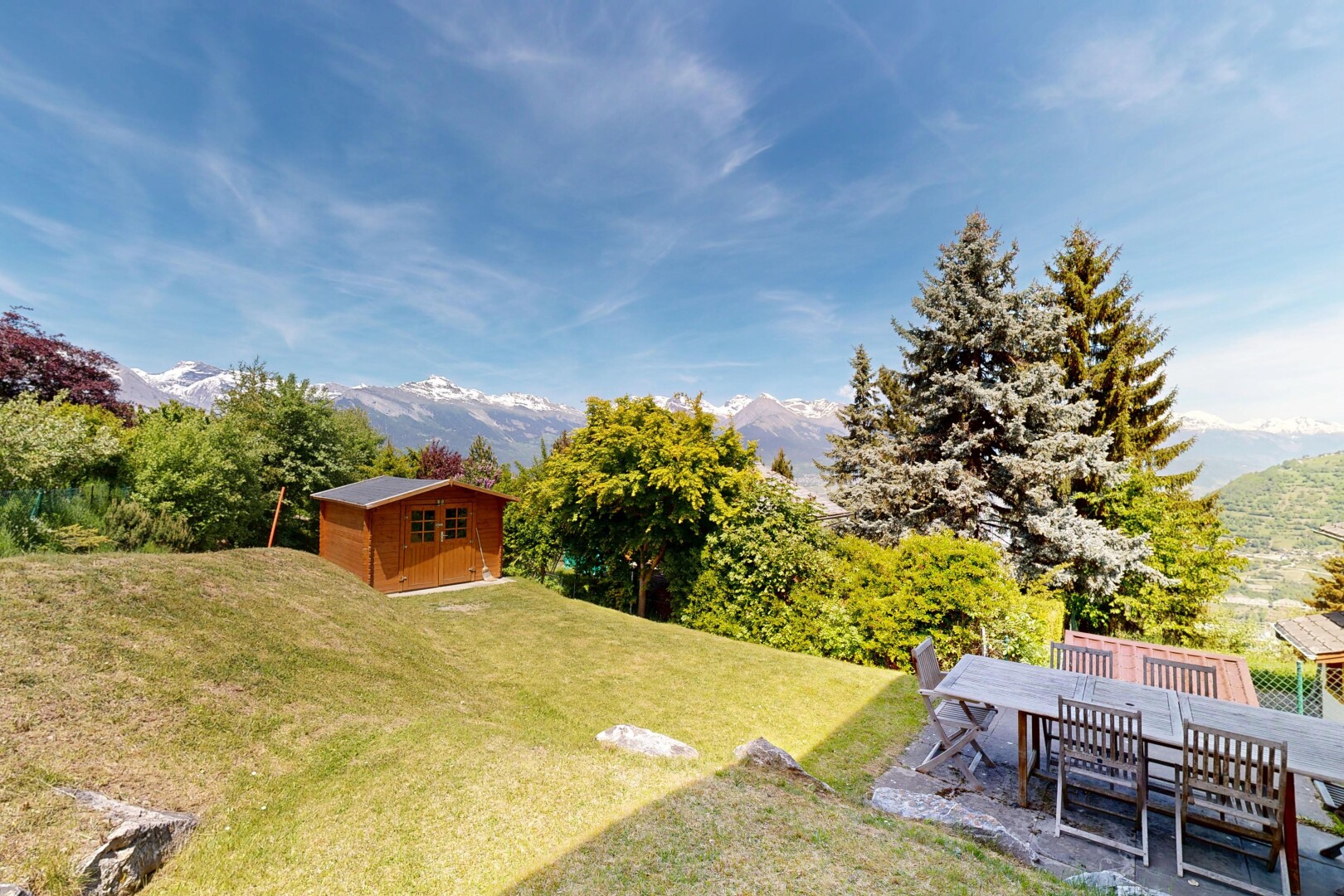 jardin avec structure extérieure, mountain view, vue sur la montagne, pelouse, et day time