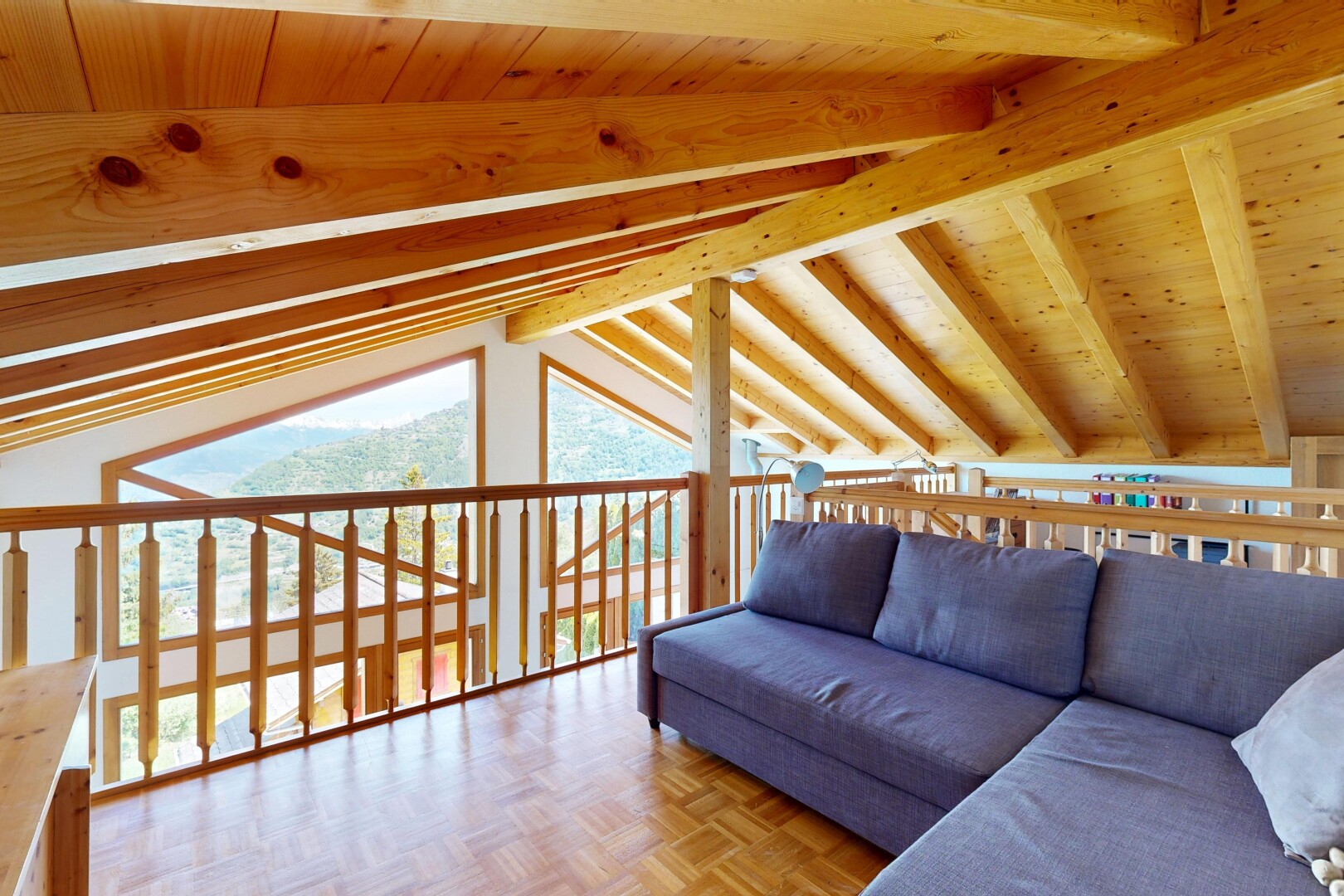 salon avec plafond voûté, vaulted ceiling, sol en finition bois, wood finish floor, et parquet floor