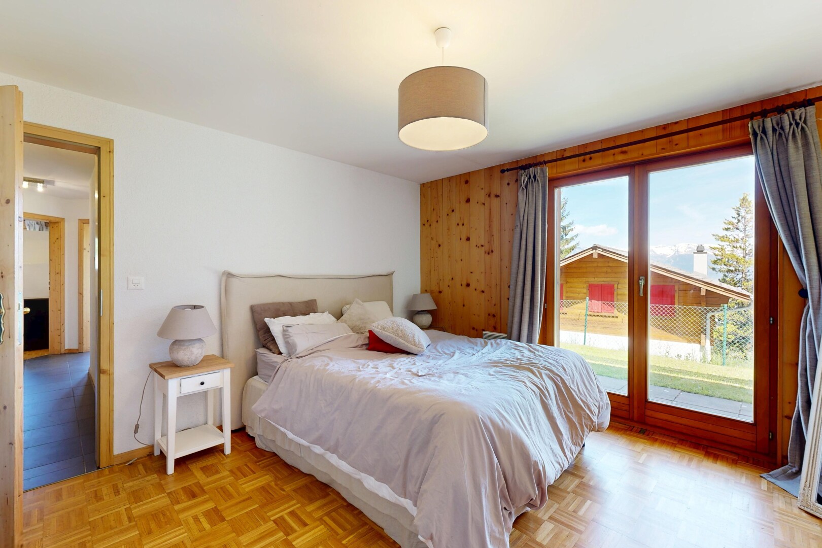 chambre avec day time, accès à l'extérieur, inside property, drywall, et cloison sèche