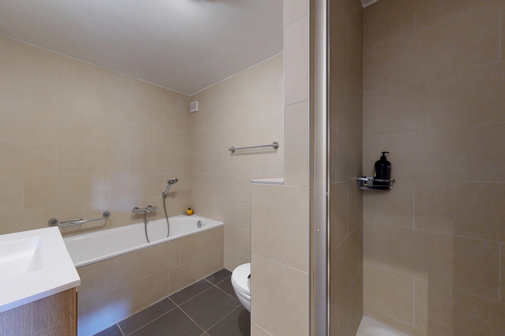salle de bains avec salle de bain complète, bain, lavabo (ou coiffeuse selon le contexte), dark floor, et inside property