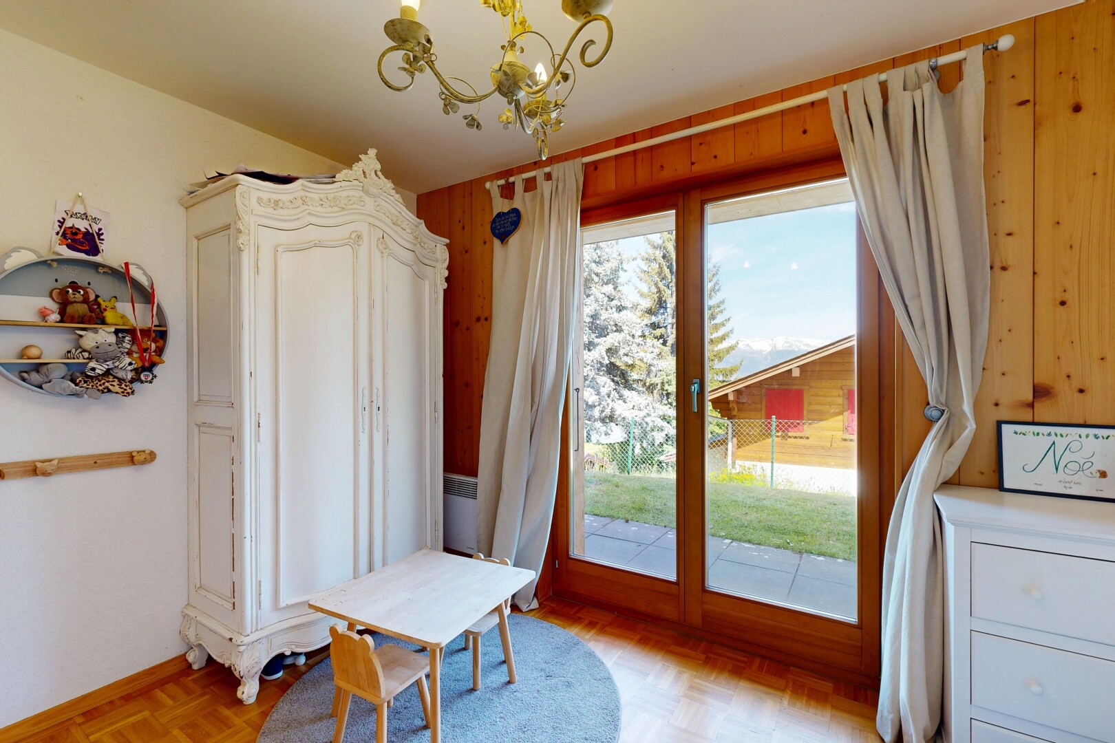 chambre avec inside property, parquet floor, accès à l'extérieur, day time, et wood finish floor
