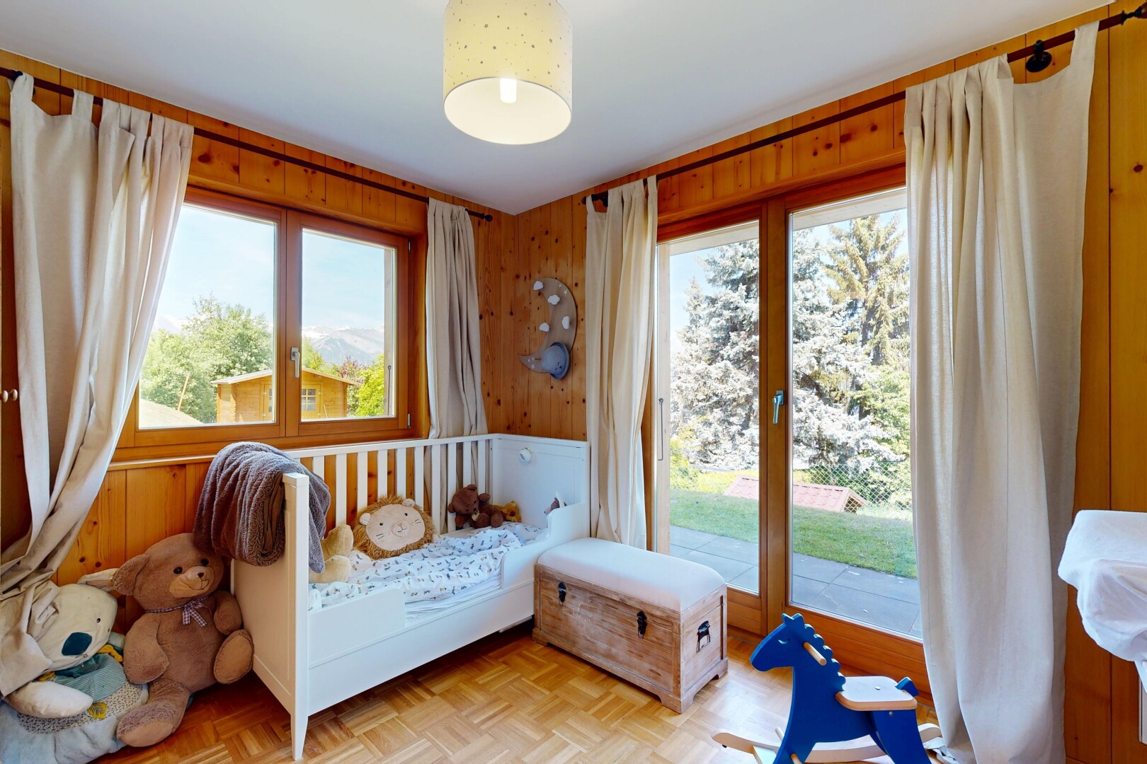 salon avec parquet floor, sol en finition bois, wood finish floor, day time, et inside property