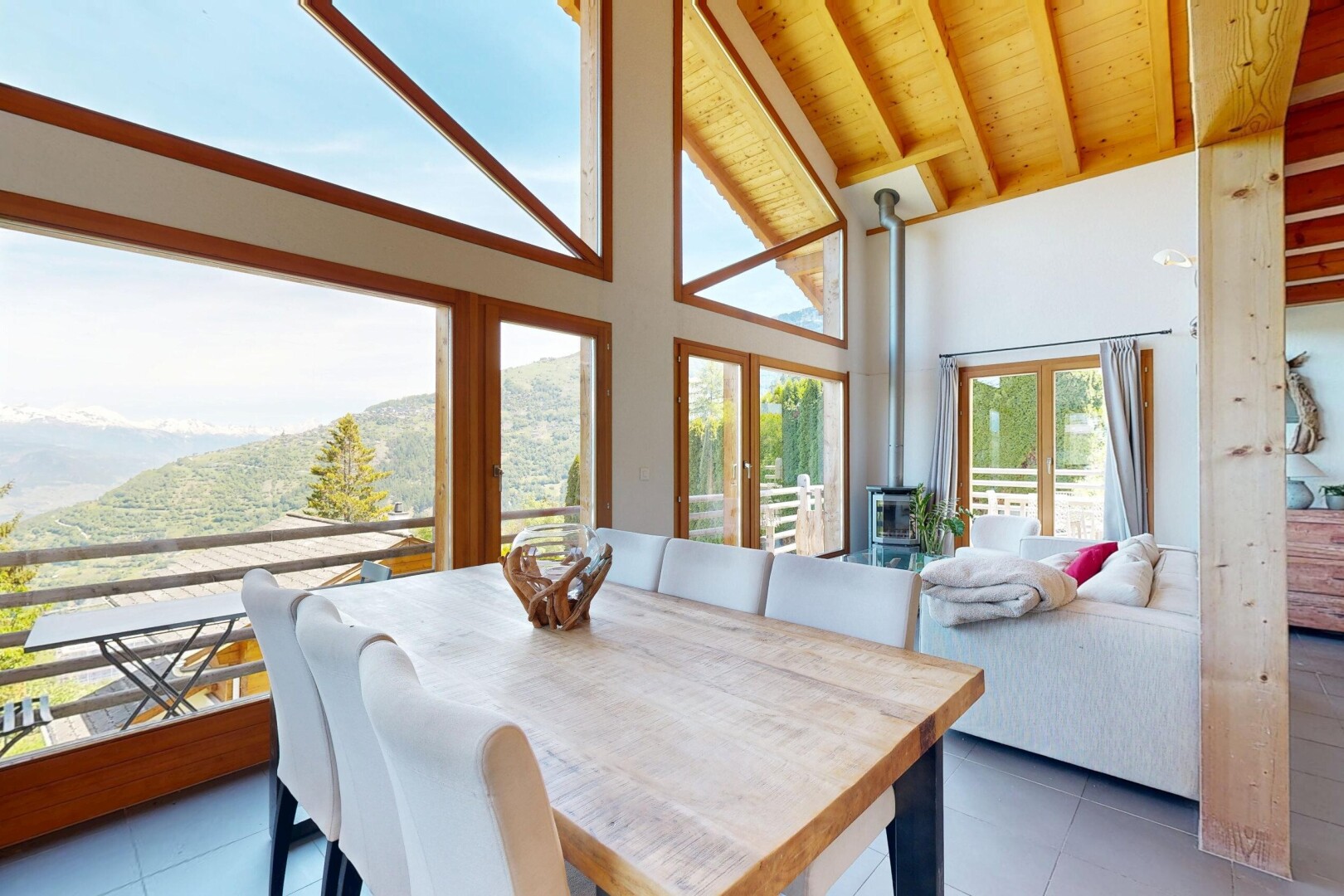 salon / salle à manger avec day time, high ceiling, plafond haut, tile floor, et sol en carrelage