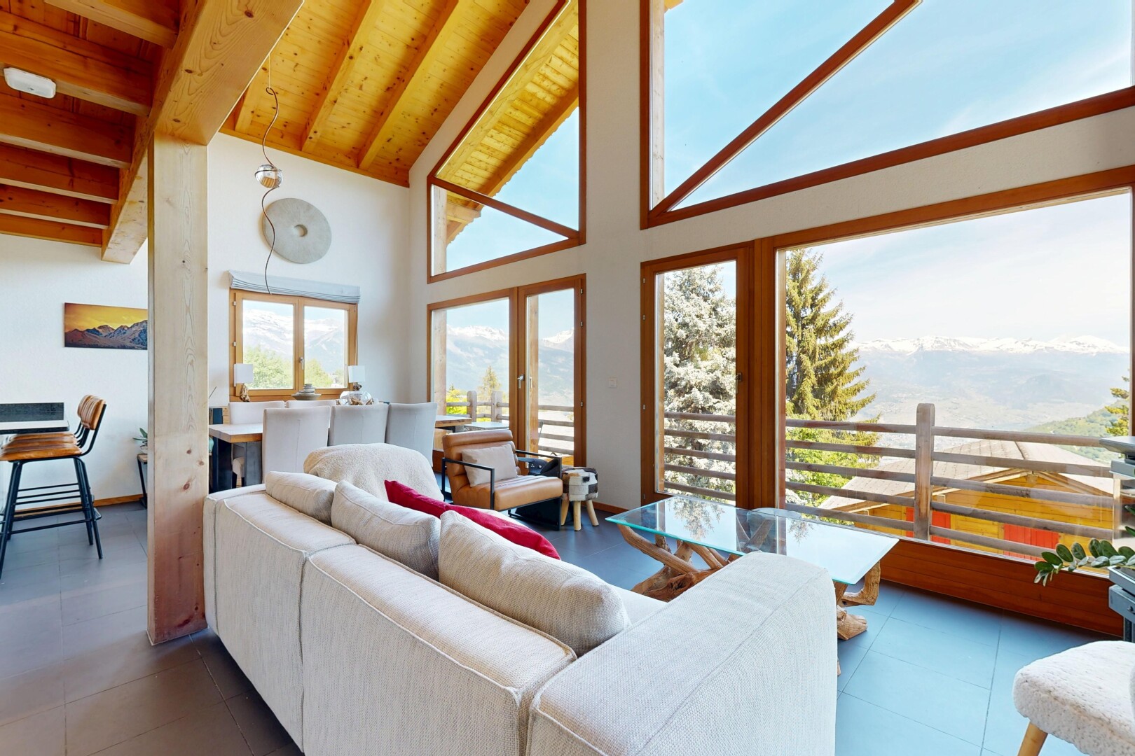 salon avec day time, plafond haut, high ceiling, plafond en bois, et wood ceiling