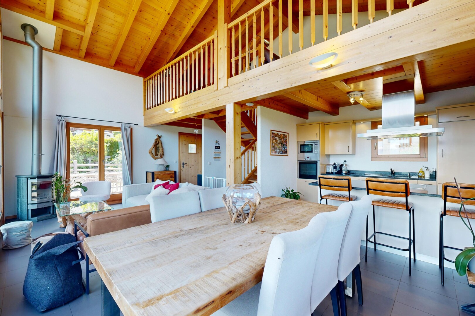 salle à manger avec wood ceiling, plafond en bois, high ceiling, plafond haut, et inside property