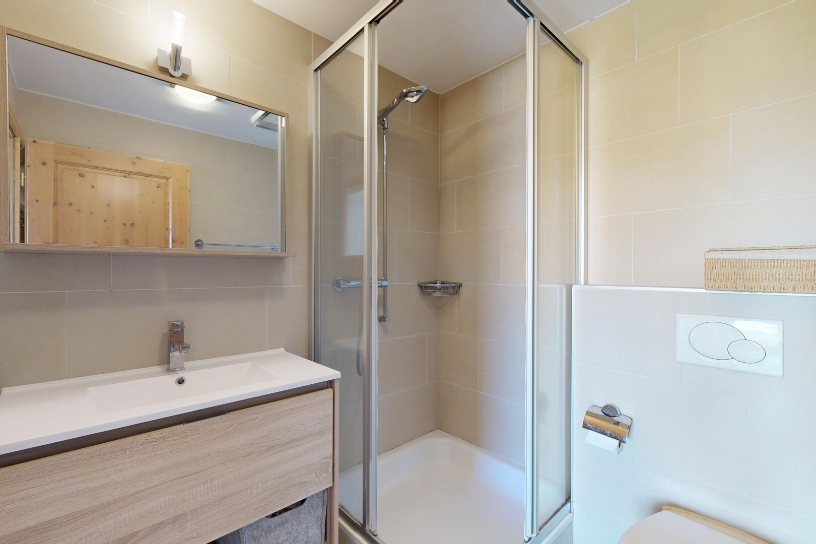 salle de bains avec lavabo (ou coiffeuse selon le contexte), salle de bain complète, douche, mur en carrelage, et tile wall