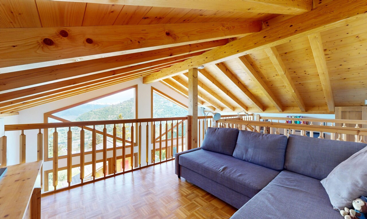 salon avec plafond voûté, vaulted ceiling, sol en finition bois, wood finish floor, et parquet floor