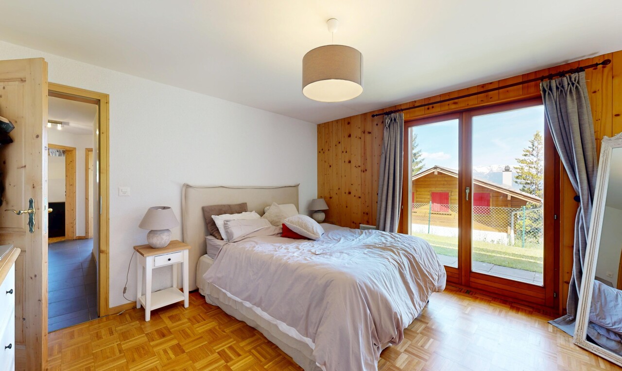 chambre avec day time, accès à l'extérieur, inside property, drywall, et cloison sèche