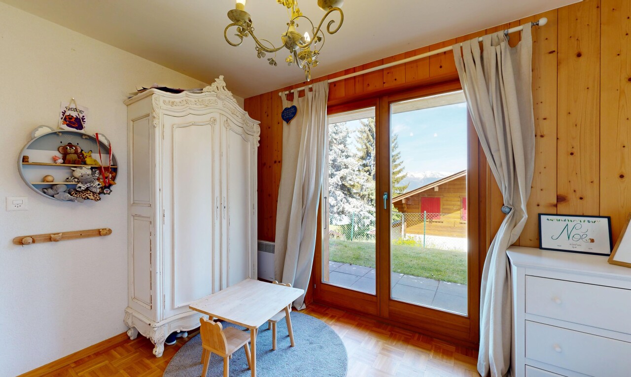 chambre avec inside property, parquet floor, accès à l'extérieur, day time, et wood finish floor