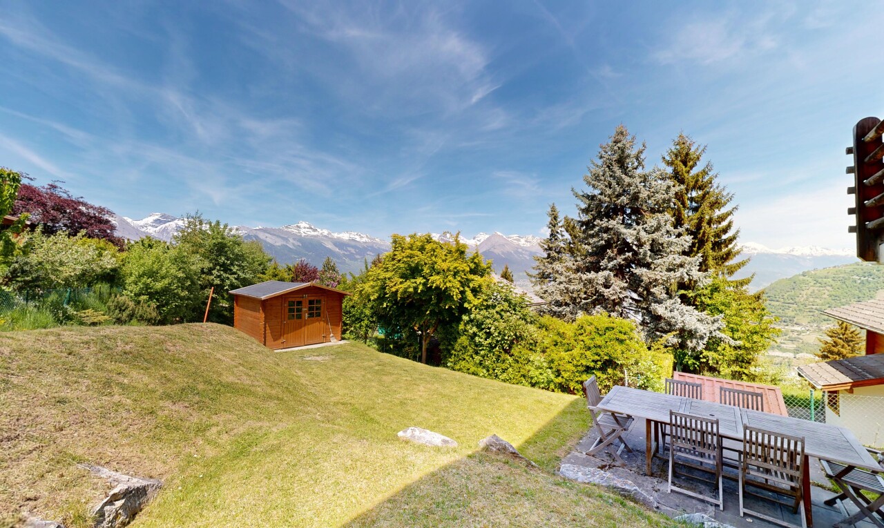 jardin avec structure extérieure, mountain view, vue sur la montagne, pelouse, et day time
