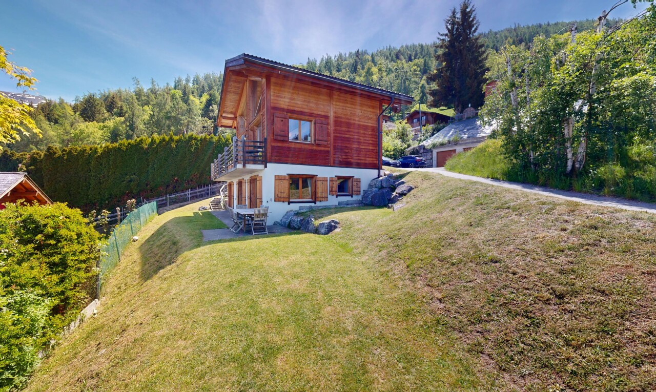 façade avec balcon, vue sur la forêt, forest view, pelouse, et property visible