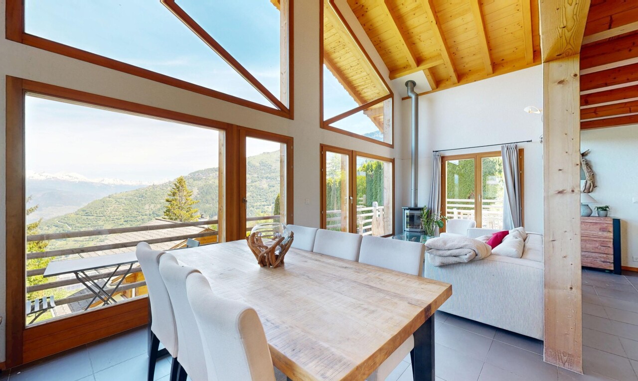 salon / salle à manger avec day time, high ceiling, plafond haut, tile floor, et sol en carrelage