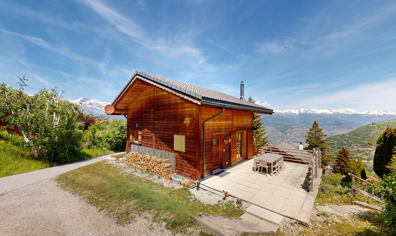 façade avec mountain view, vue sur la montagne, day time, property visible, et bardage horizontal