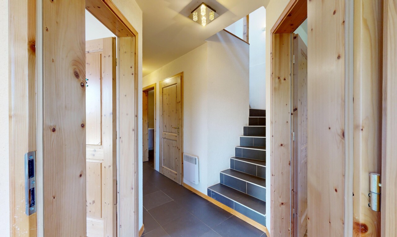 escaliers avec cloison sèche, drywall, escaliers, et inside property