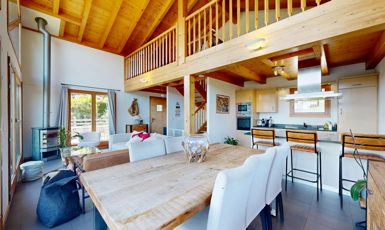 salle à manger avec wood ceiling, plafond en bois, high ceiling, plafond haut, et inside property