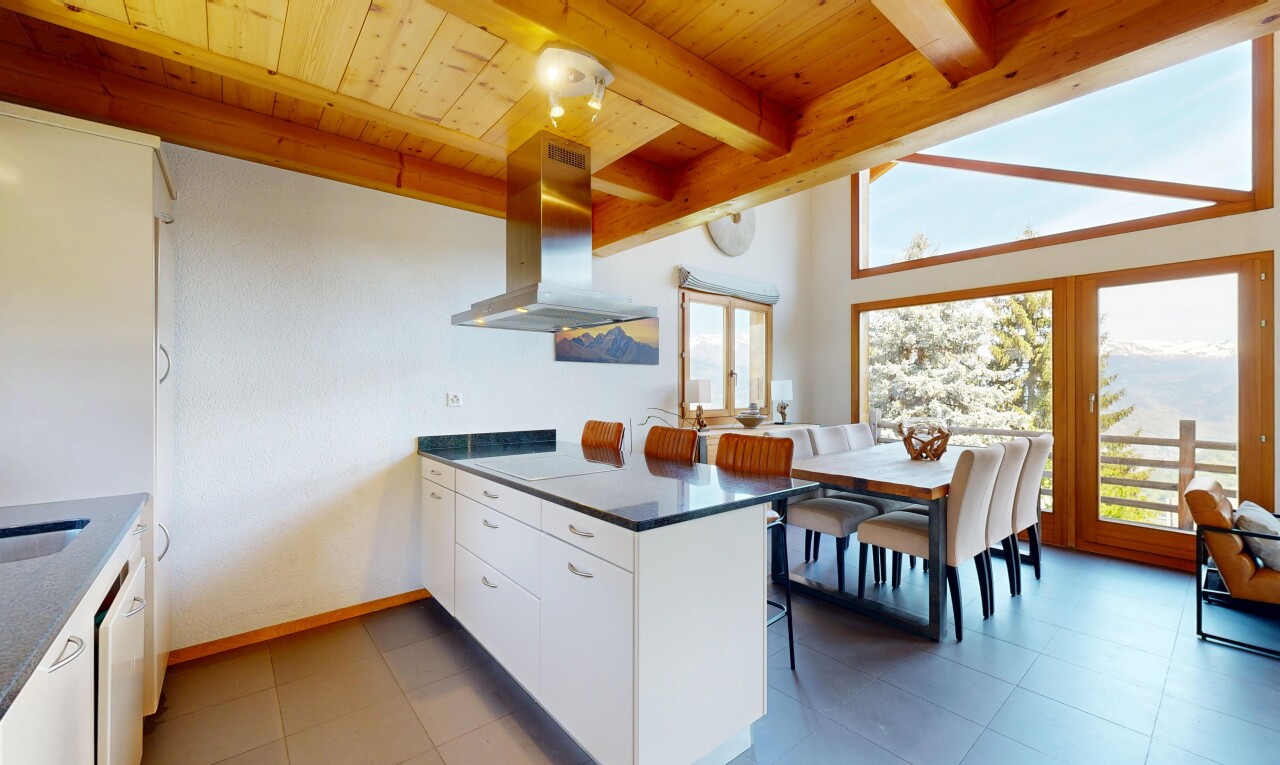cuisine avec péninsule de cuisine, kitchen peninsula, hotte, armoires blanches, et white cabinets